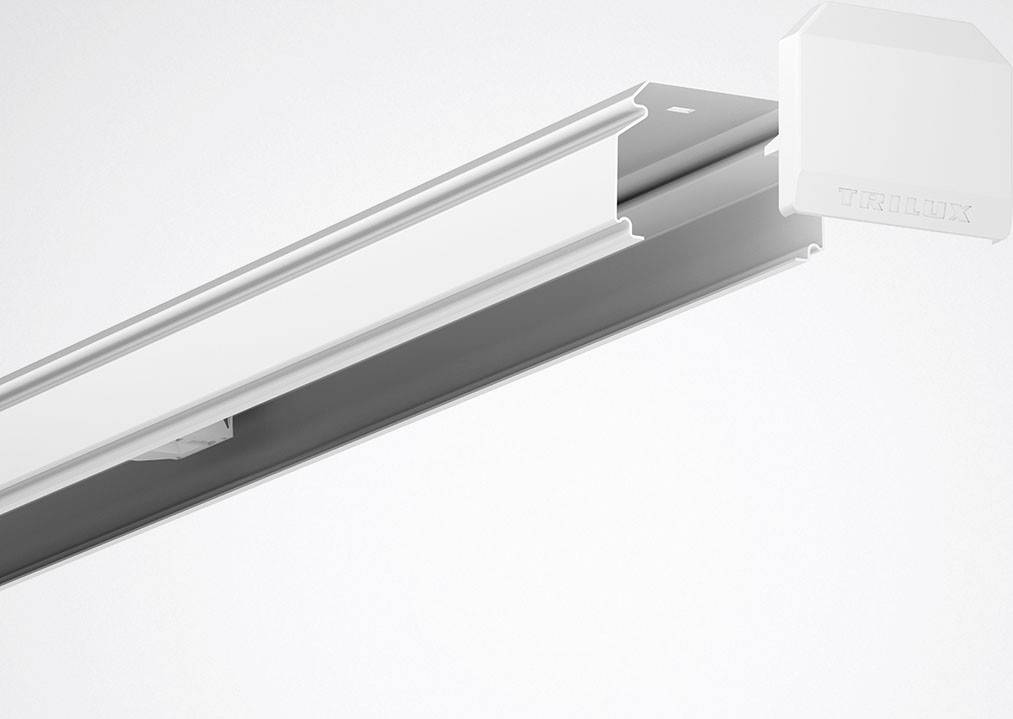 LED-Streifenleuchte in einem weißen Gehäuse, geeignet für industrielle oder gewerbliche Anwendungen, zeigt Markenname 'Trilux'.