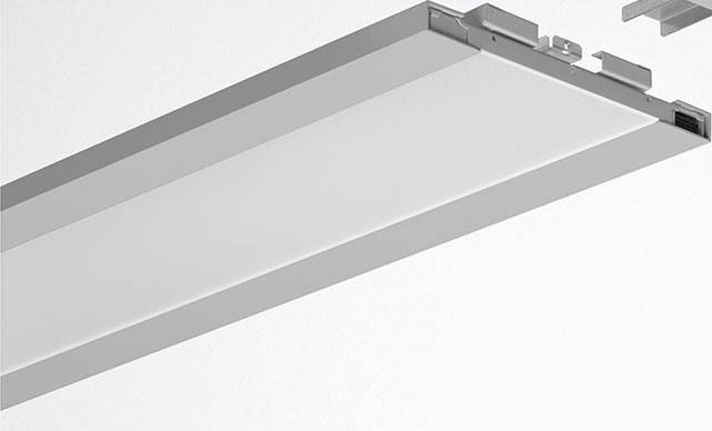 Eine rechteckige, moderne LED-Deckenleuchte mit schlichtem Design hängt an der Decke. Die Leuchte ist in einem hellen Raum installiert.