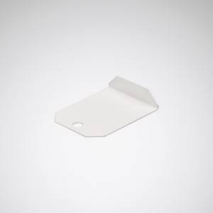 Weißes rechteckiges Etikett mit einem Loch an einer Ecke gegen neutralen Hintergrund.