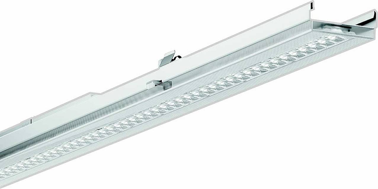 Eine lange, silberne LED-Leuchte, die für gewerbliche oder industrielle Beleuchtung verwendet wird, mit reflektierender Abdeckung.