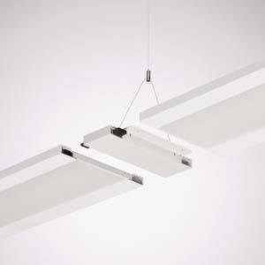 Minimalistische Deckenleuchte mit rechteckigem, schwebendem Design. Hängevorrichtung in der Mitte befestigt.