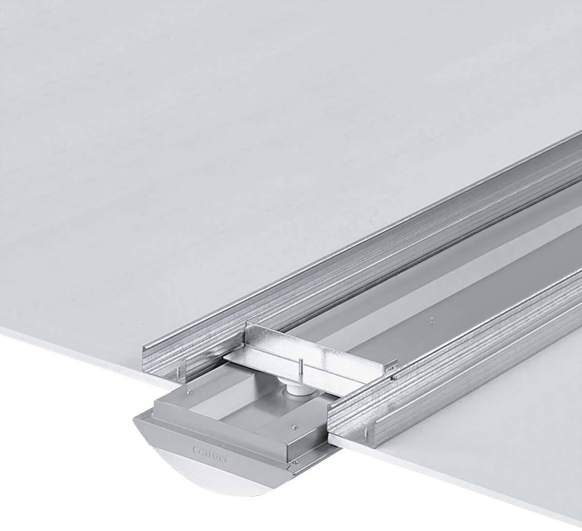 Ein Schiebesystem aus Metall, montiert unter einer grauen Wand oder Decke, zeigt eine Laufschiene mit einer Haltevorrichtung.