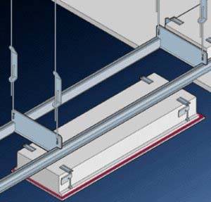 Illustration eines abgehängten Deckenmontagesystems mit Metallträgern und Klemmen zur Befestigung von Paneelen oder Platten.