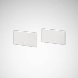 Zwei weiße, rechteckige Objekte mit dem Aufdruck 'Waterpik', vermutlich Zahnpflegedüsen, vor neutralem Hintergrund.