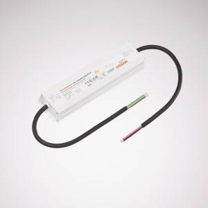 Ein rechteckiger LED-Treiber mit einem weißen Gehäuse und zwei herausragenden Kabeln, eines schwarz ummantelt, eines mehrfarbig.