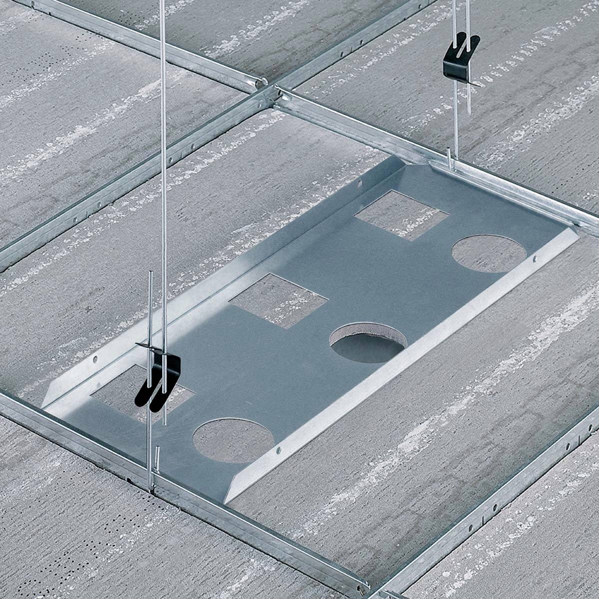 Eine abgehängte Decke mit sichtbaren Metallrahmen und Befestigungen. Drei große runde Aussparungen sind in der Mitte.