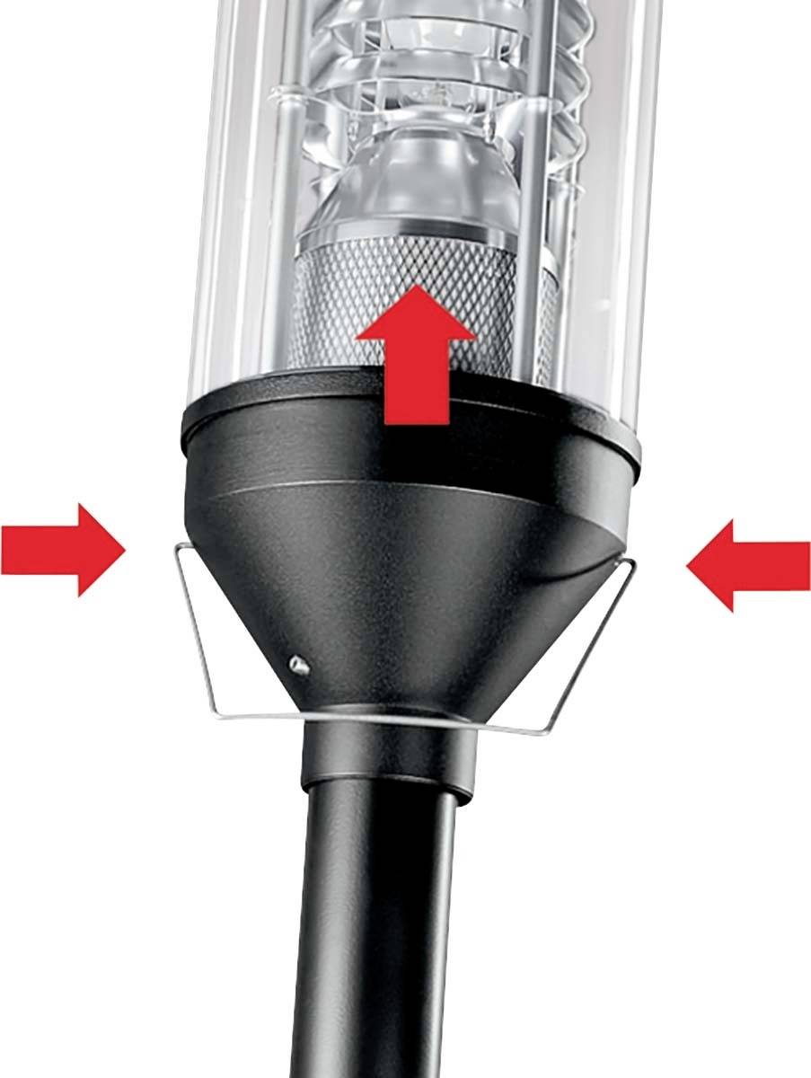 Straßenlaterne mit konischen Sockel. Rote Pfeile zeigen auf Befestigungspunkte, die den Sockel mit dem Rohr verbinden.