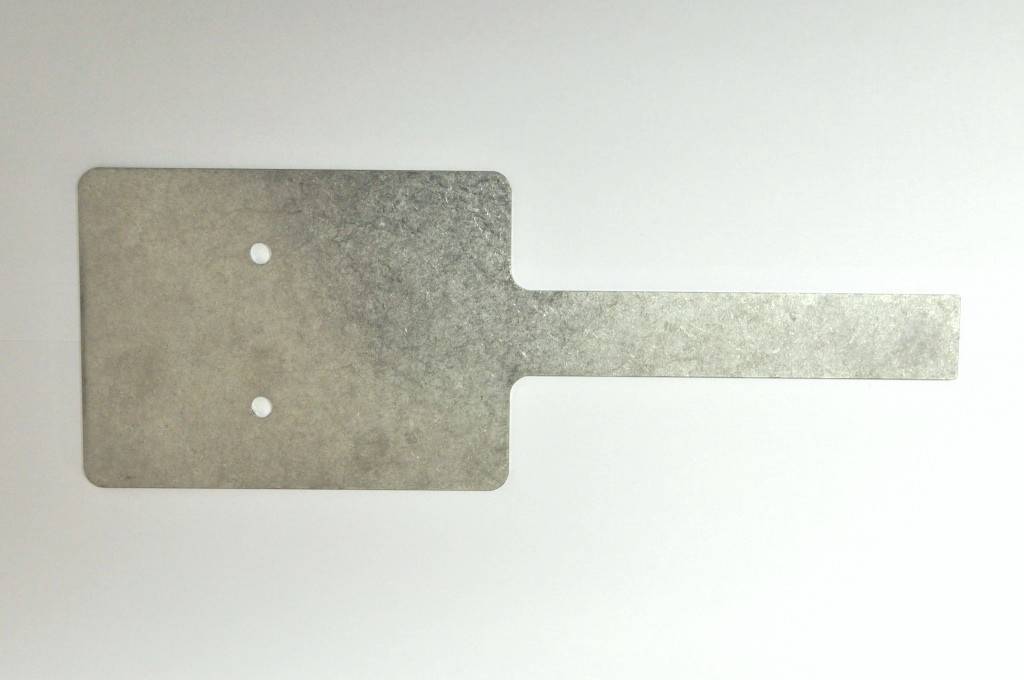 Metallplatte mit rechteckigem Schild und verlängertem Griff, zwei Löcher in der Mitte, auf weißem Hintergrund.