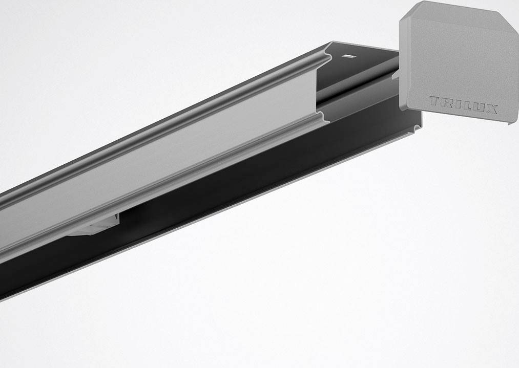 Ein lineares LED-Beleuchtungssystem in silberner Farbe, das zur Deckenmontage geeignet ist.