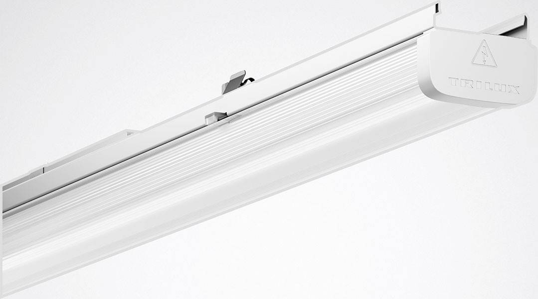 Eine weiße LED-Leuchte in einer schlichten rechteckigen Form, die an der Decke montiert wird, mit einer dezenten Oberflächenstruktur.