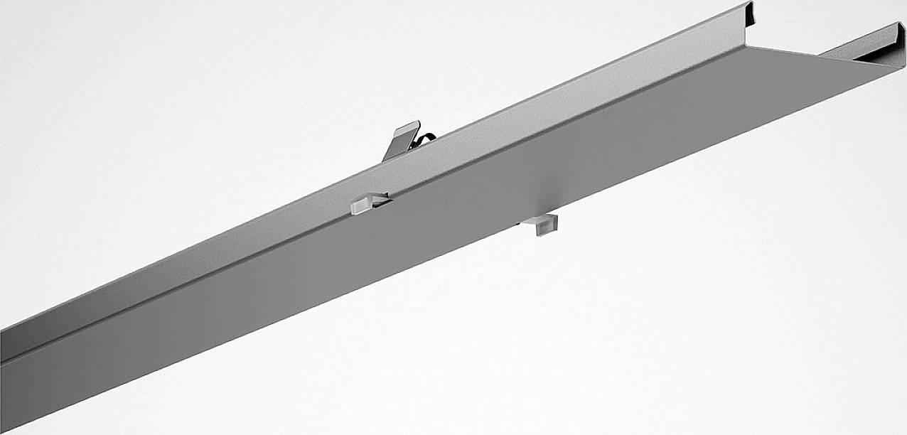 Ein langes, graues Metallprofil mit hervorstehenden Clips, möglicherweise Teil eines Befestigungssystems oder Trägers.