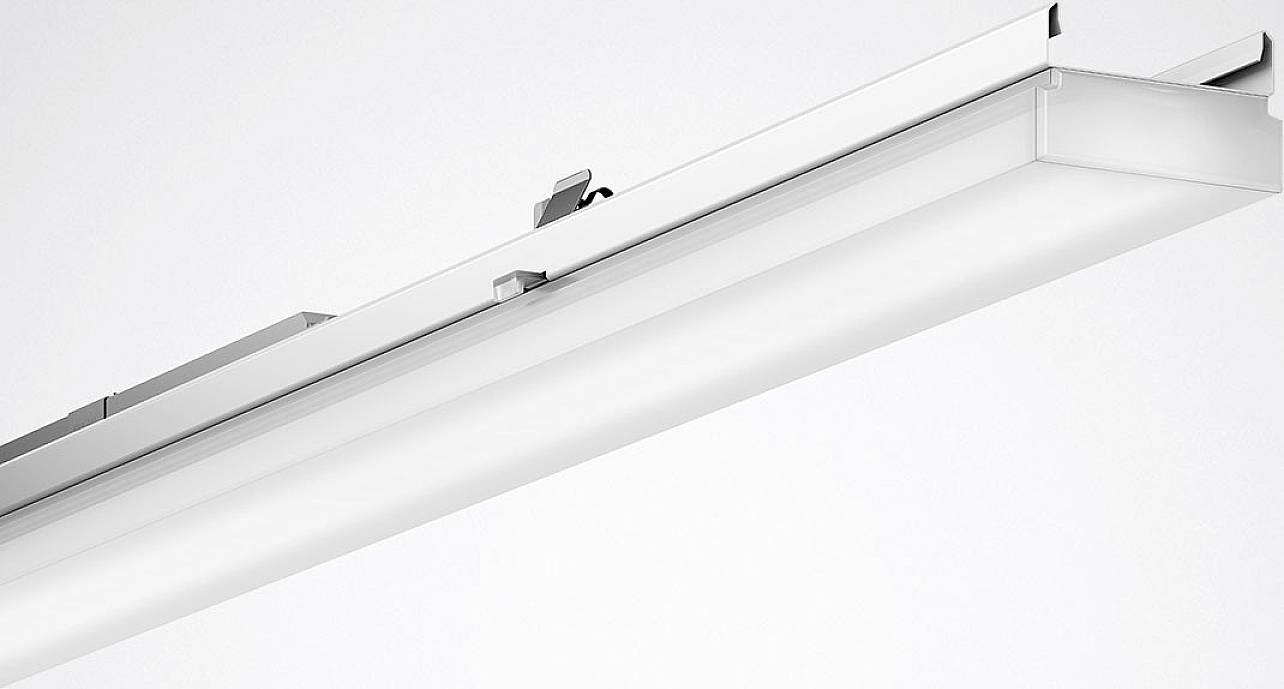 Ein schlichtes, modernes LED-Leuchtensystem in länglicher Form, geeignet für Deckenmontage in Büroräumen oder Werkstätten.