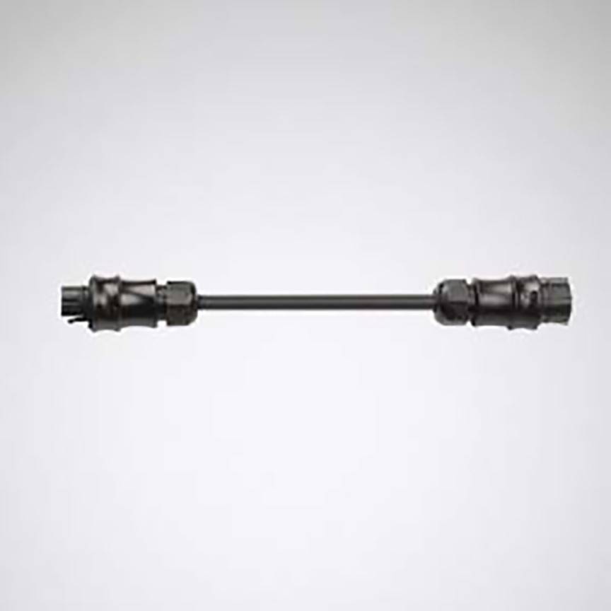 Eine schwarze Verlängerungsstange mit Verbindungsstücken an beiden Enden auf grauem Hintergrund.