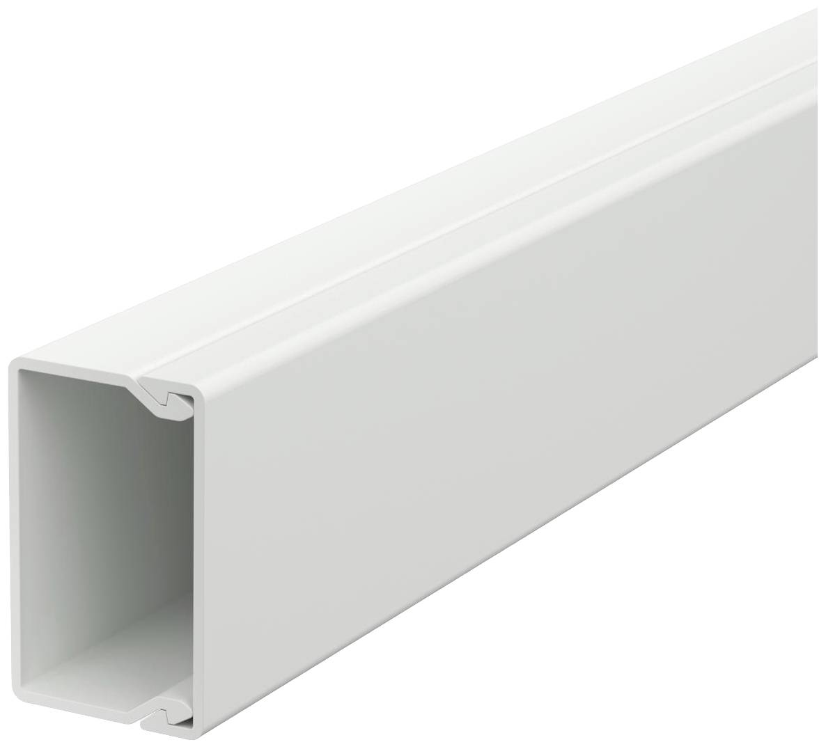 Ein weißer Kabelkanal in rechteckiger Form, geöffnet an einem Ende. Häufig zur geordneten Verlegung von Kabeln in Innenräumen genutzt.