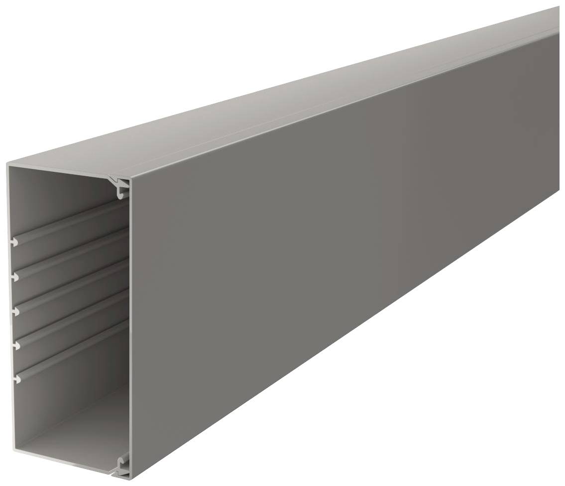 Ein langer, rechteckiger Aluminiumkanal, geöffnet auf einer Seite, mit mehreren parallel verlaufenden Rillen innen, zeigt die Struktur.