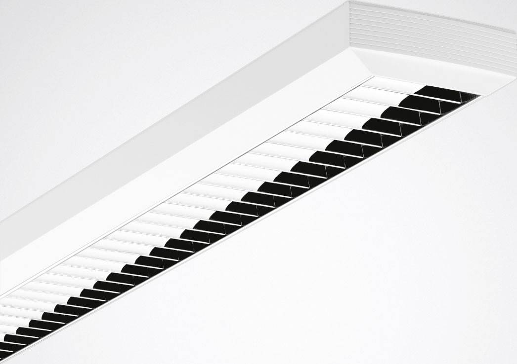 Ein modernes, rechteckiges Deckenlicht mit weißen und schwarzen Streifen, montiert an einer weißen Decke.