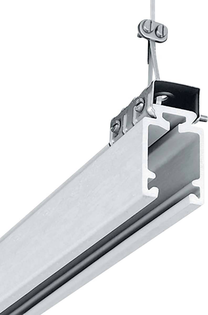Aluminium-Profil in L-Form, aufgehängt an einem Drahtseil, geeignet für Lichtinstallationen oder architektonische Strukturen.