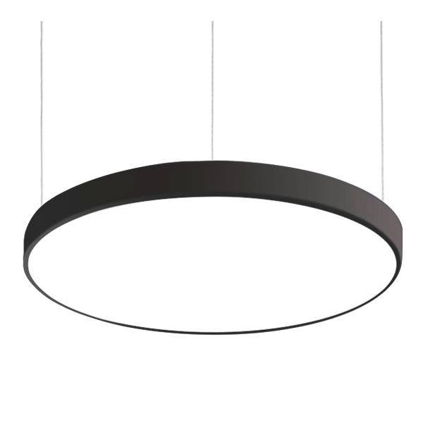 Schwarze, runde Deckenleuchte, minimalistisch gestaltet, hängend an zwei dünnen Kabeln mit weißer Innenseite, strahlt sanftes Licht aus.