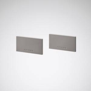 Zwei graue rechteckige Platten mit der Prägung 'TFUFUX' auf neutralem Hintergrund.