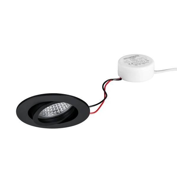 Ein runder, schwarzer LED-Deckenspot mit Schutzklasse IP44. Verbunden über rote und schwarze Kabel mit einem weißen Transformator.