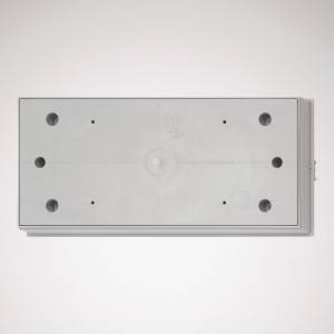 Eine rechteckige, graue Metallplatte mit mehreren symmetrischen Löchern darauf, vor einem weißen Hintergrund.