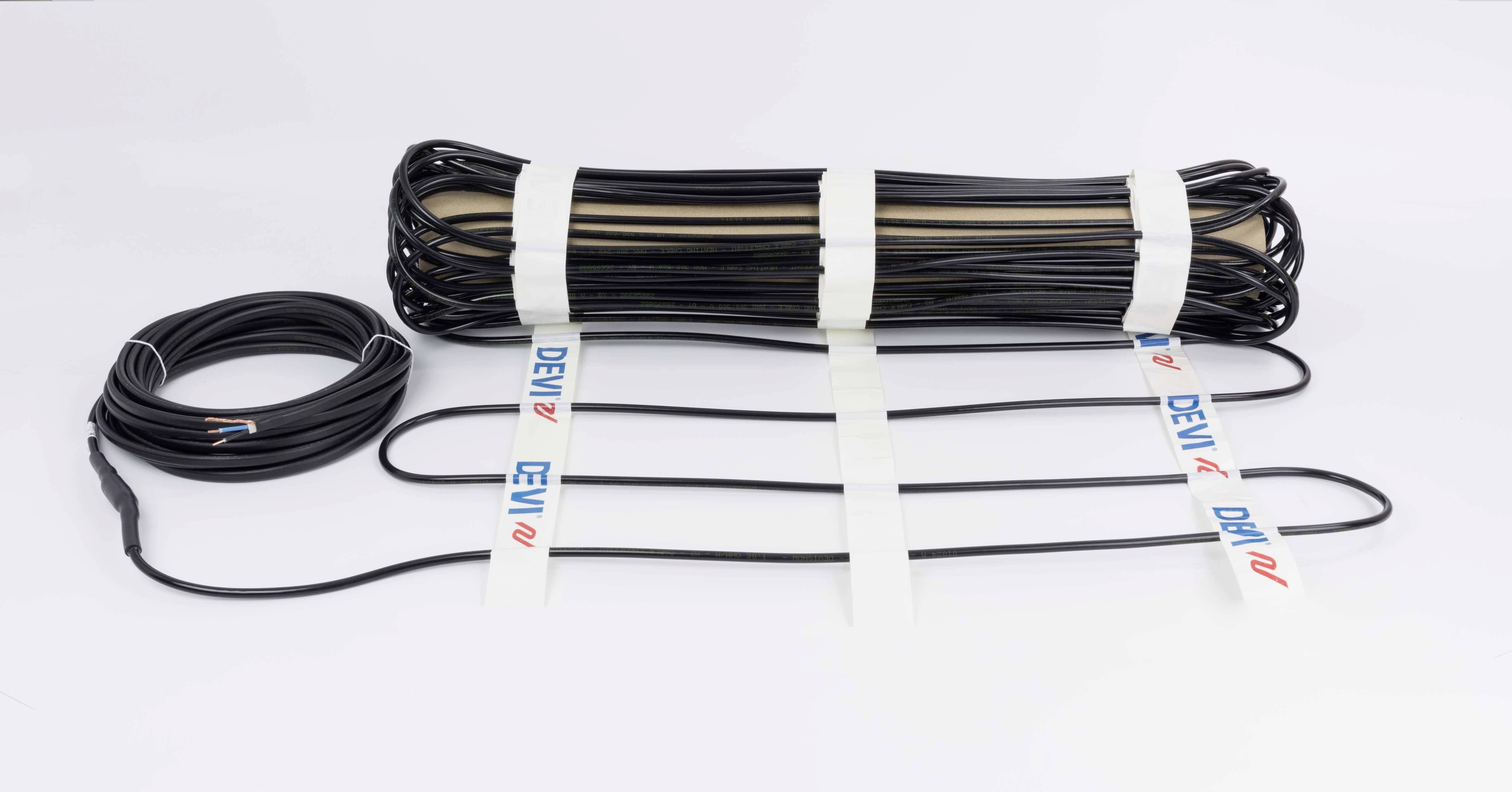 Elektrisches Heizkabelsystem mit aufgerolltem Kabel und Anschlussdraht. Perfekt für Fußbodenheizungen geeignet.