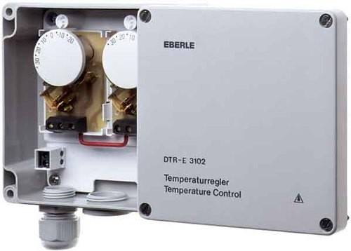 Temperaturregler von Eberle mit Skala für Temperaturanzeige. Modell DTR-E 3102 ist sichtbar. Anschlüsse und Reglerknöpfe vorhanden.