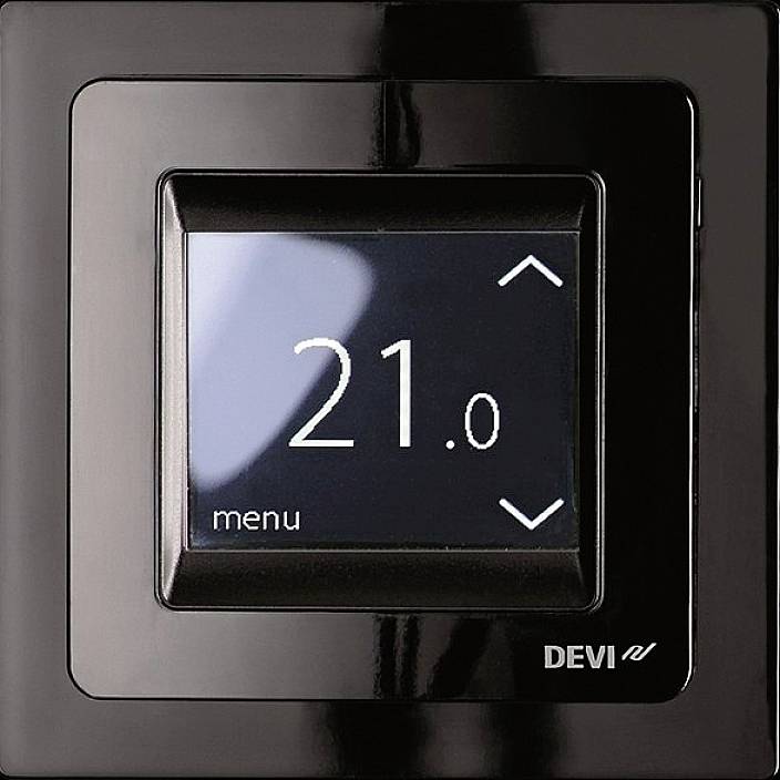 Schwarzer Thermostat mit Digitalanzeige zeigt '21.0 °C'. Zwei Pfeile zum Einstellen der Temperatur, darunter 'menu'. Marke unten rechts.