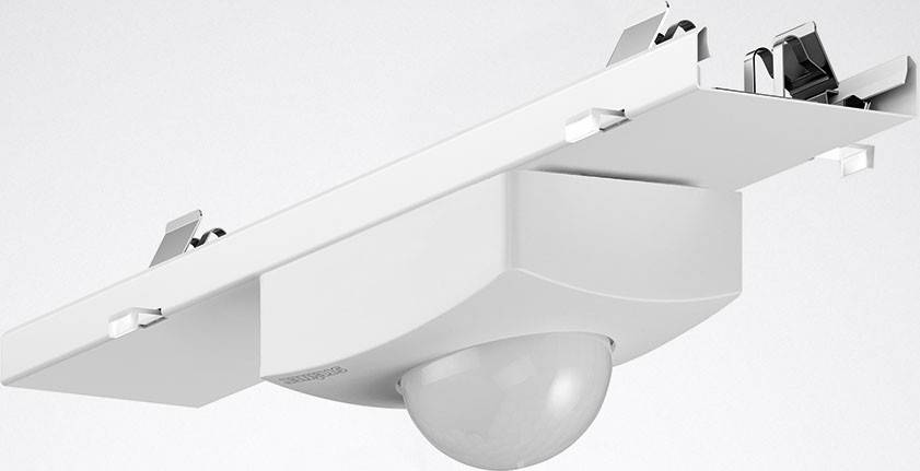 Eine weiße Deckenleuchte mit einem runden, milchigen Lampenschirm, montiert an einer Ecke eines Raumes.