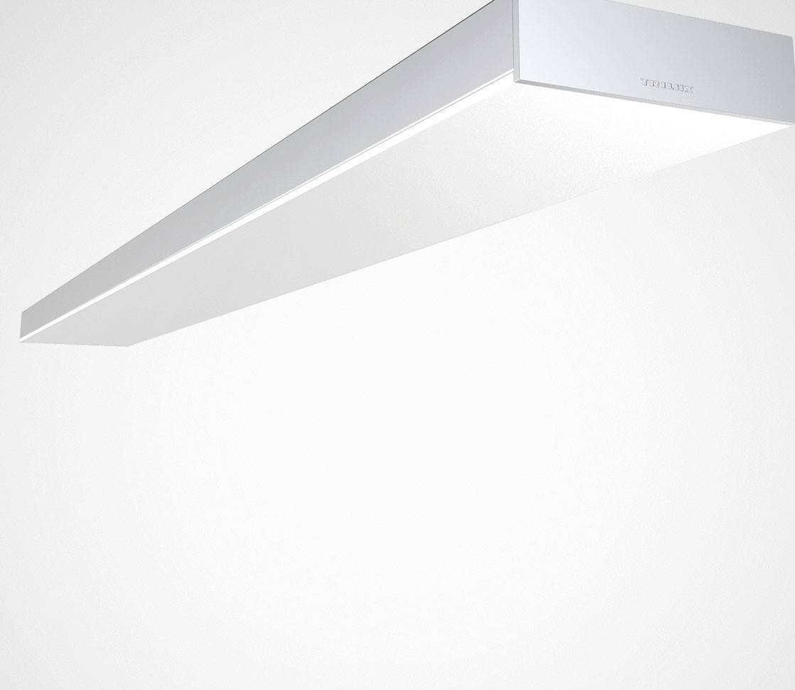 Ein modernes, rechteckiges LED-Deckenlicht mit hellem Leuchten, montiert an einer weißen Decke.