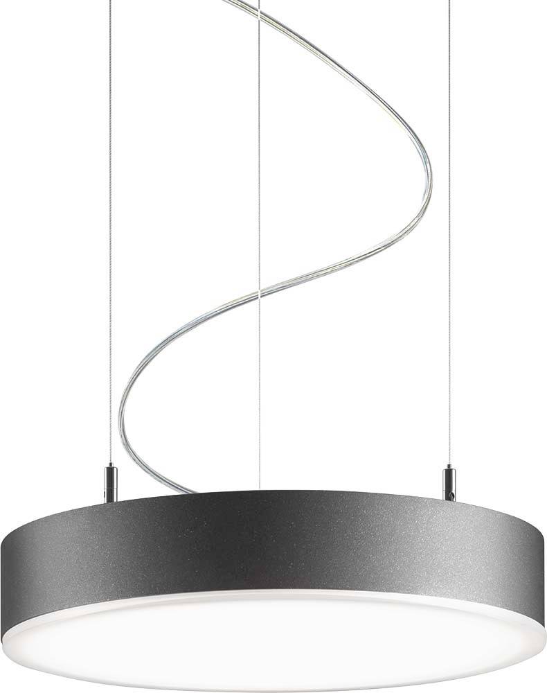 Silberne, runde Hängelampe mit hellem Licht, moderner Stil, drei Kabel, eins spiralförmig angeordnet.