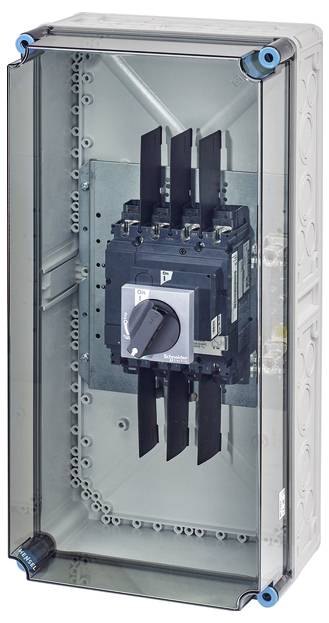 Ein elektrischer Hauptschalter in einem transparenten Gehäuse, montiert an einer grauen Wand. Der Schalter ist zentral platziert.