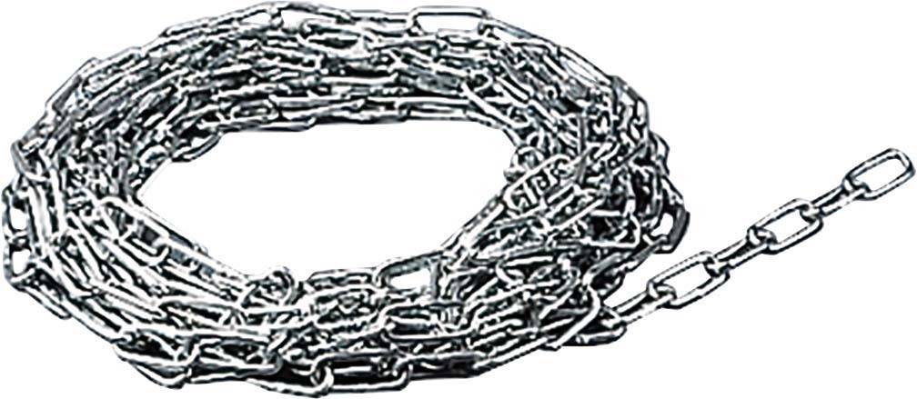 Stapel von metallischen Kettengliedern, die eine Schleifenform bilden. Sie glänzen silbern und liegen unordentlich übereinander.