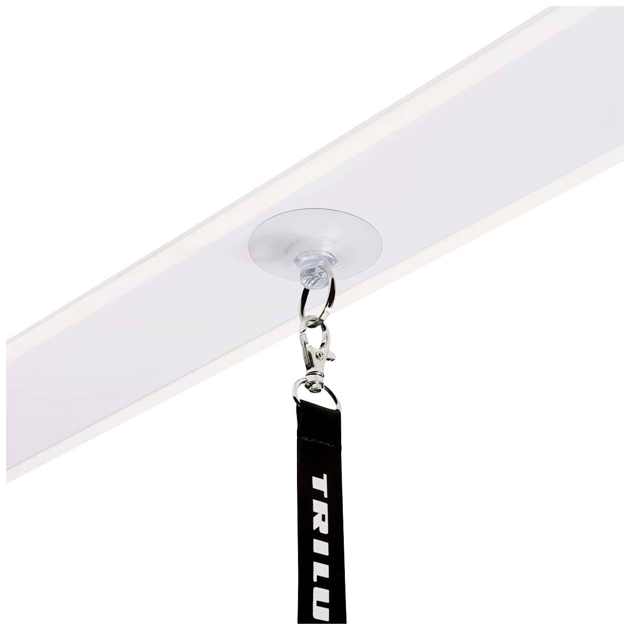 Ein schwarzes Band mit einem weißen Logo hängt an einem Saugnapf, der an einer glatten, weißen Oberfläche befestigt ist.