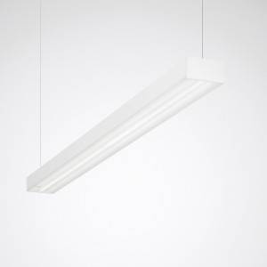 Längliche, minimalistische LED-Hängeleuchte in Weiß vor neutralem Hintergrund, geeignet für moderne Innenräume.