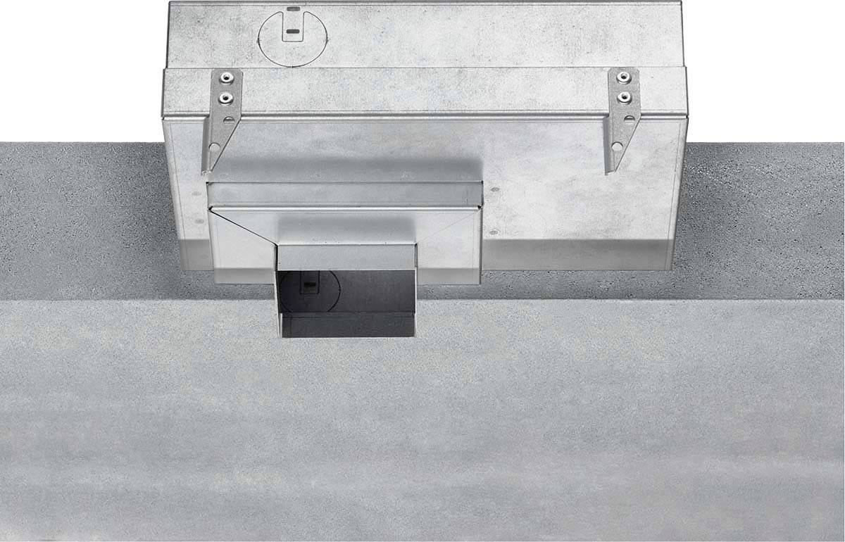 Ein rechteckiger Metalllüftungskasten ist an einer Betonwand befestigt, mit einem quadratischen Abzug an der Unterseite.