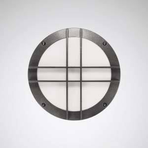 Runde Lampe mit Metallgitter auf hellem Hintergrund, industrielles Design, symmetrisch angeordnet.