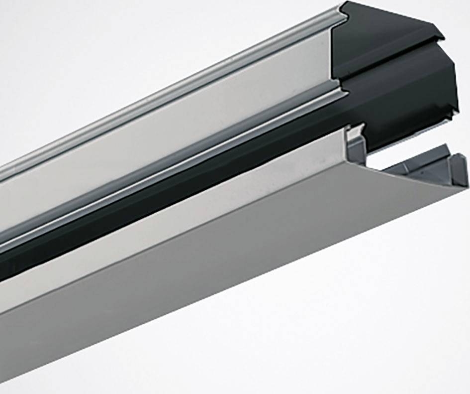 Ein silbernes Metallprofil, vermutlich ein Teil eines Befestigungs- oder Schienensystems, mit schwarzem Einsatz auf weißem Hintergrund.