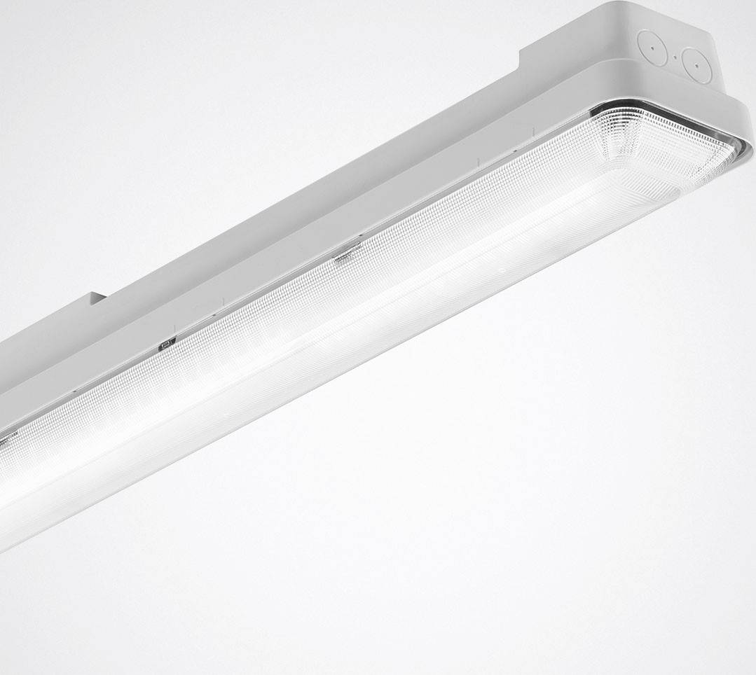 Eine weiße, rechteckige LED-Deckenleuchte leuchtet hell. Sie hat ein transparentes Abdeckglas und ist für den Innenbereich geeignet.