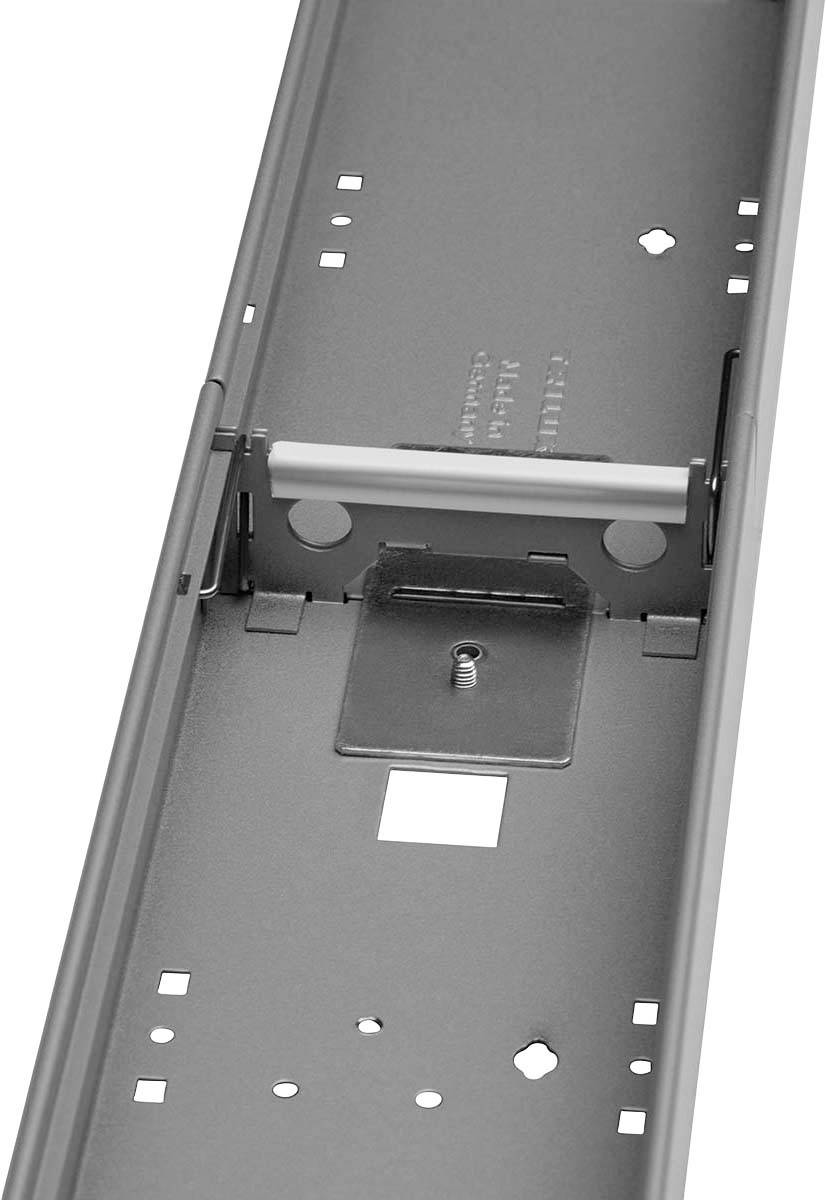 Ein Metallprofil mit Aussparungen und Scharnier, vermutlich Teil eines mechanischen oder technischen Geräts.