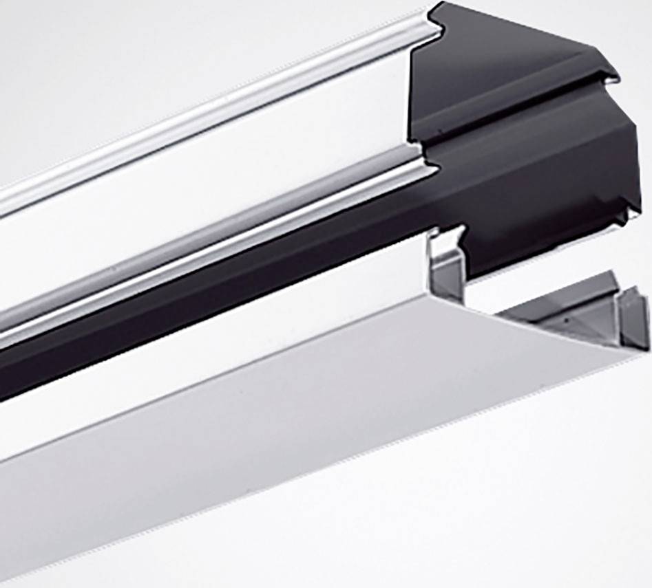 Ein silberfarbenes, metallisches Bauteil mit einer schwarzen Kante oben. Es sieht aus wie ein Abschnitt eines linearen Schienen- oder Profilsystems.