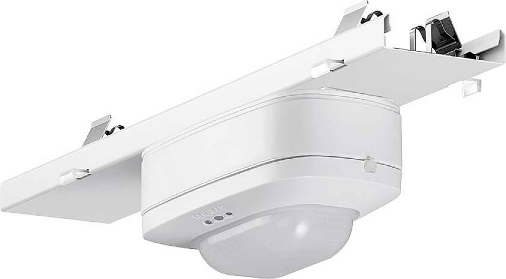 Ein Deckenbewegungsmelder in Weiß, montiert in einer Rasterdecke, mit Sensor für die Erfassung von Bewegungen in Innenräumen.