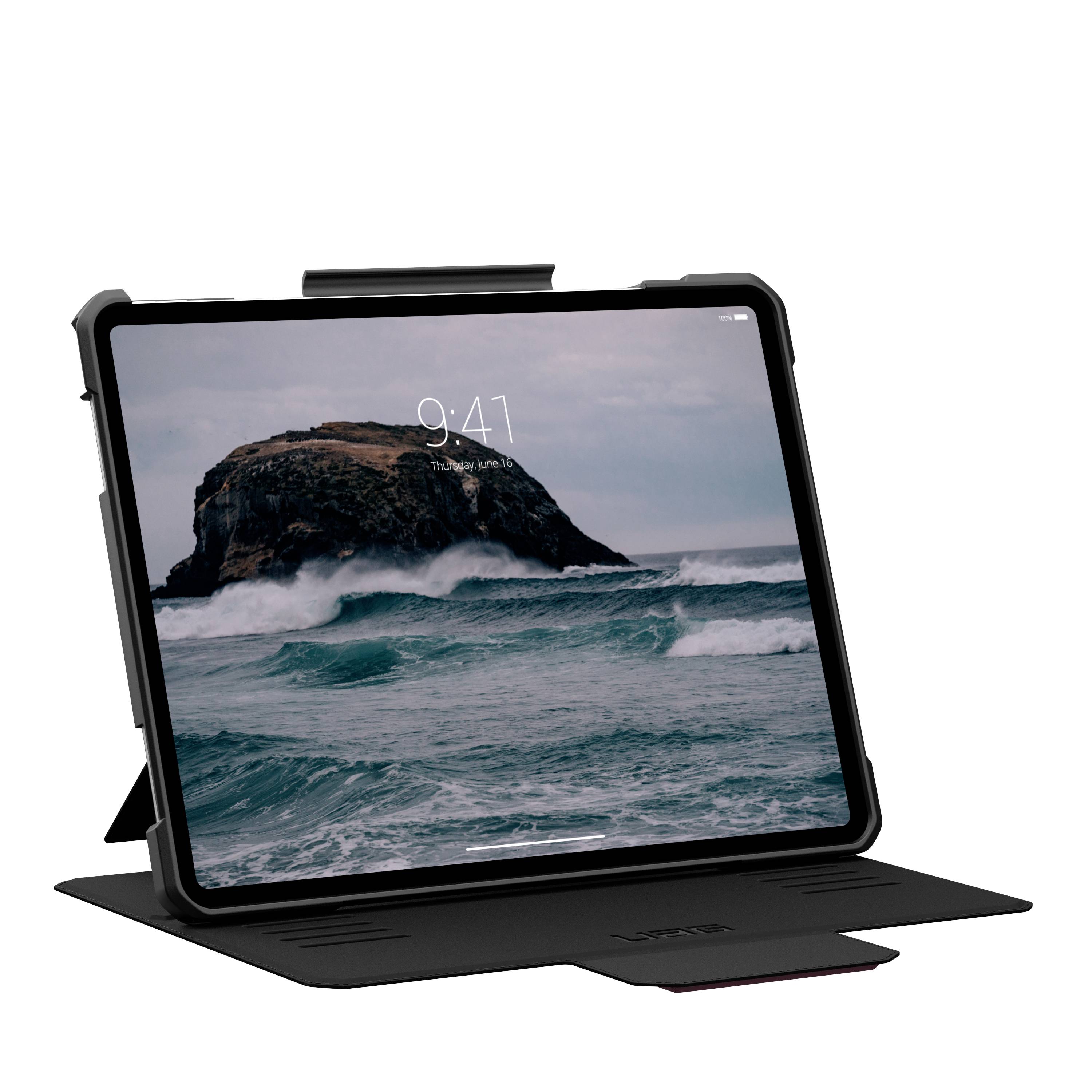 Ein Tablet in einer Hülle zeigt einen Ozean mit Wellen und einer Felsinsel im Hintergrund auf dem Bildschirm.