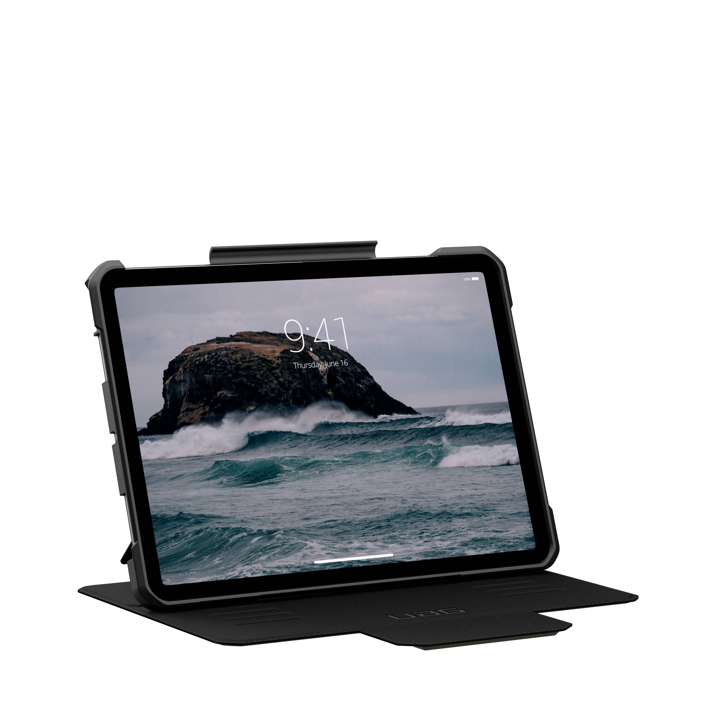 Schwarzes Tablet mit Hülle, auf dem Bildschirm ist ein Meer mit Felsen und die Uhrzeit '9:41' zu sehen.