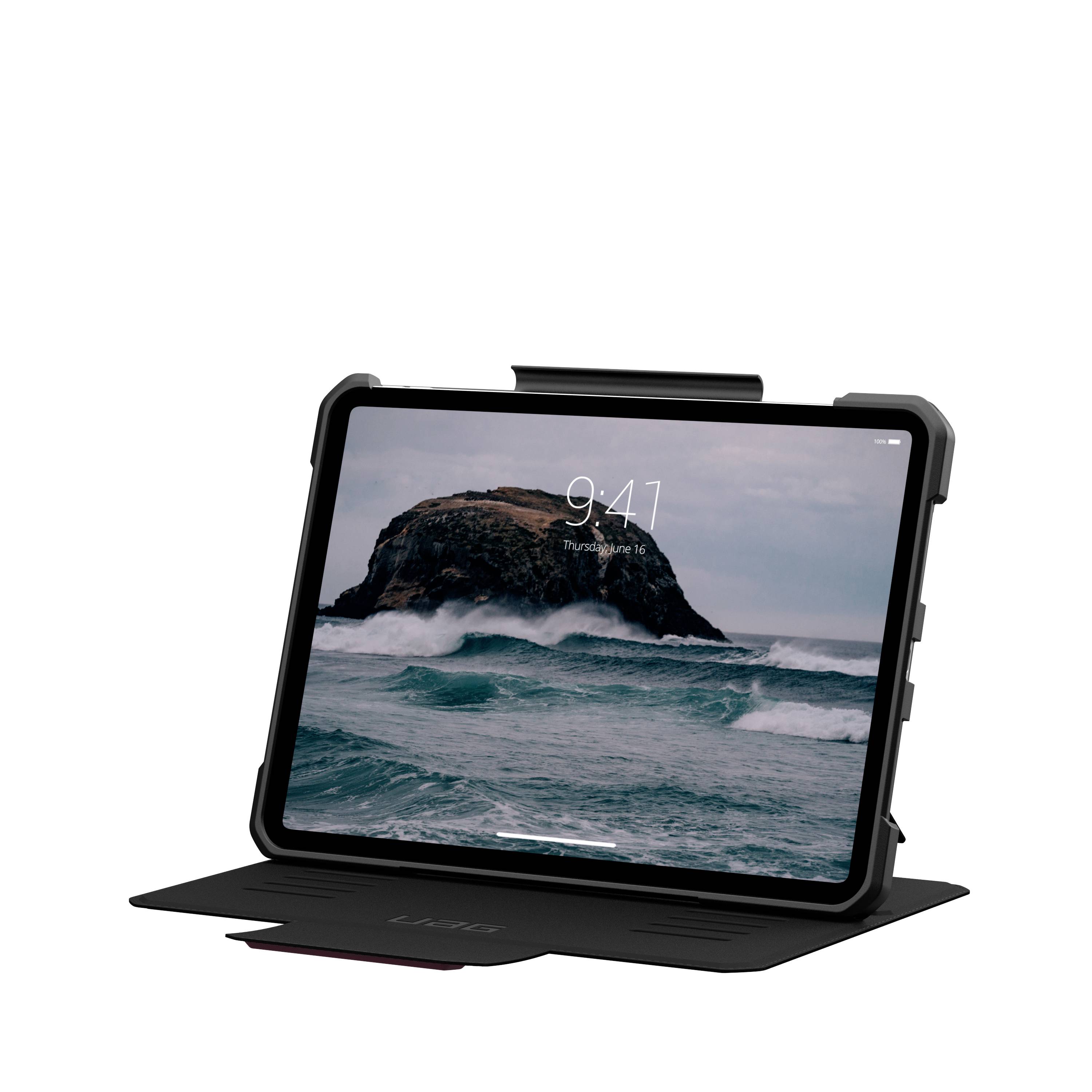 Ein Tablet mit Schutzhülle zeigt auf dem Bildschirm eine Meereslandschaft mit Felsen und Wellen. Oben steht '9:41 Montag, 6.'