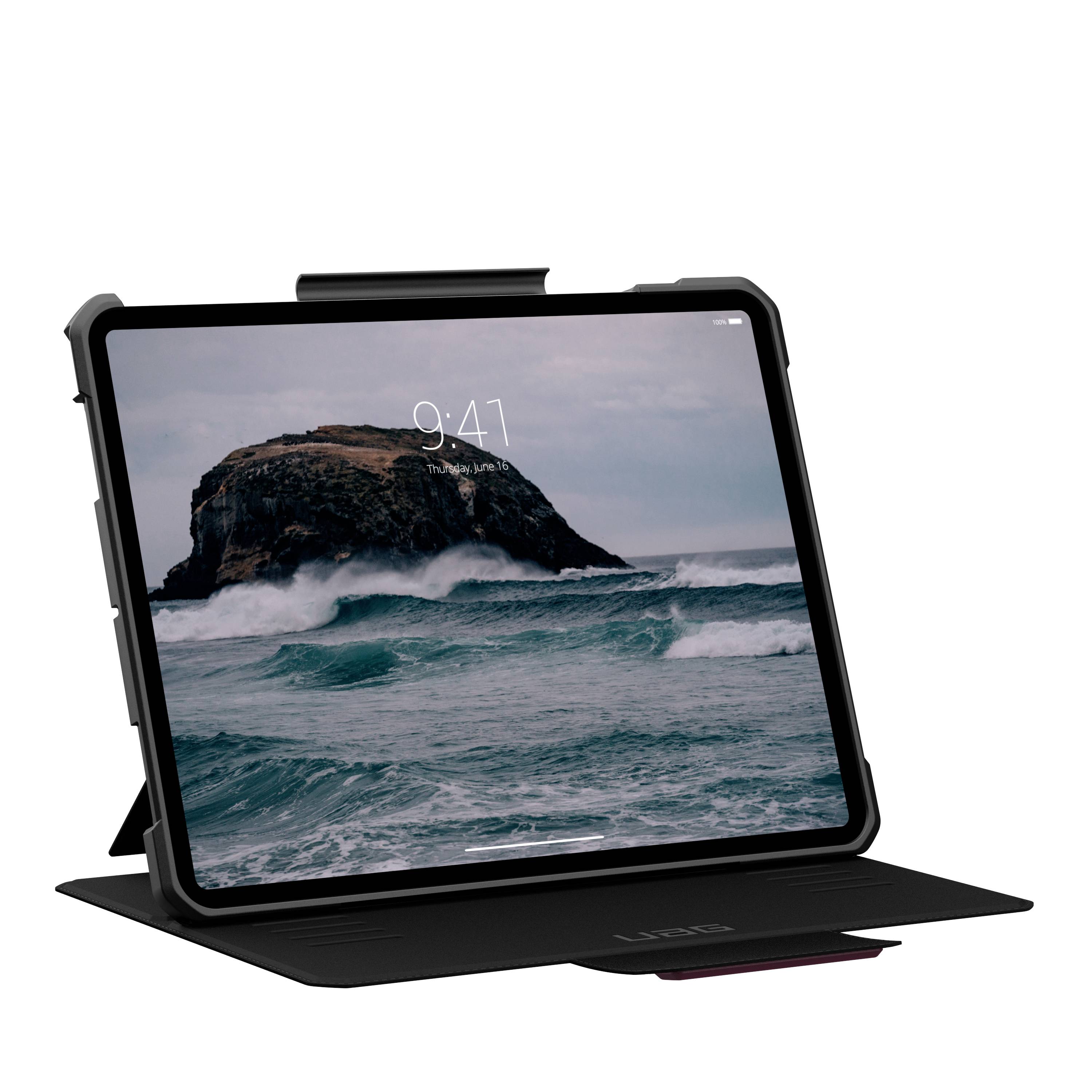 Ein Tablet mit Schutzhülle zeigt ein Hintergrundbild mit stürmischen Wellen und einem Felsen. Uhrzeit auf dem Bildschirm: 9:41.