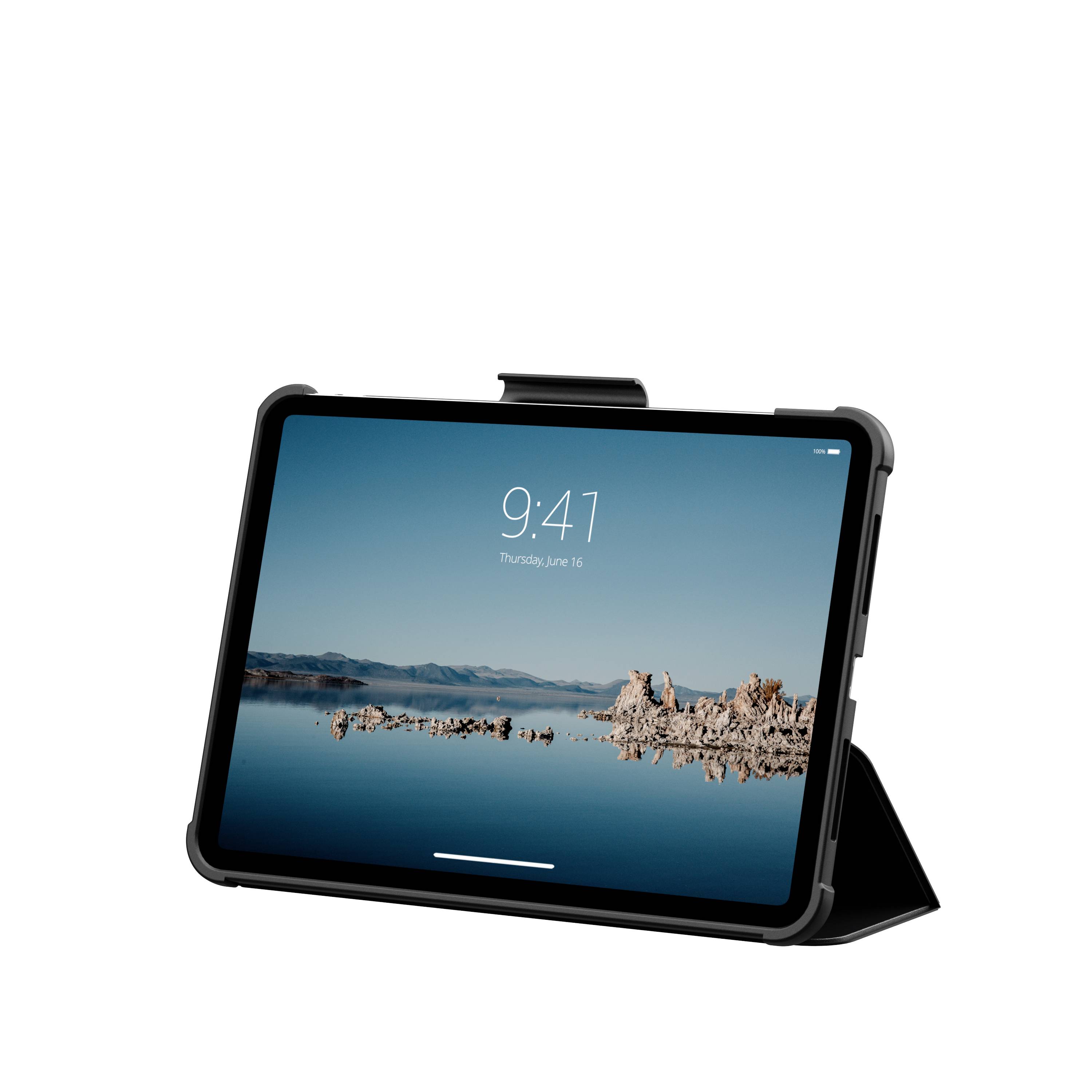 Ein Tablet mit Schutzhülle, das einen digitalen See mit klarer Wasseroberfläche und Felsen in der Mitte zeigt. Uhrzeit ist 9:41.