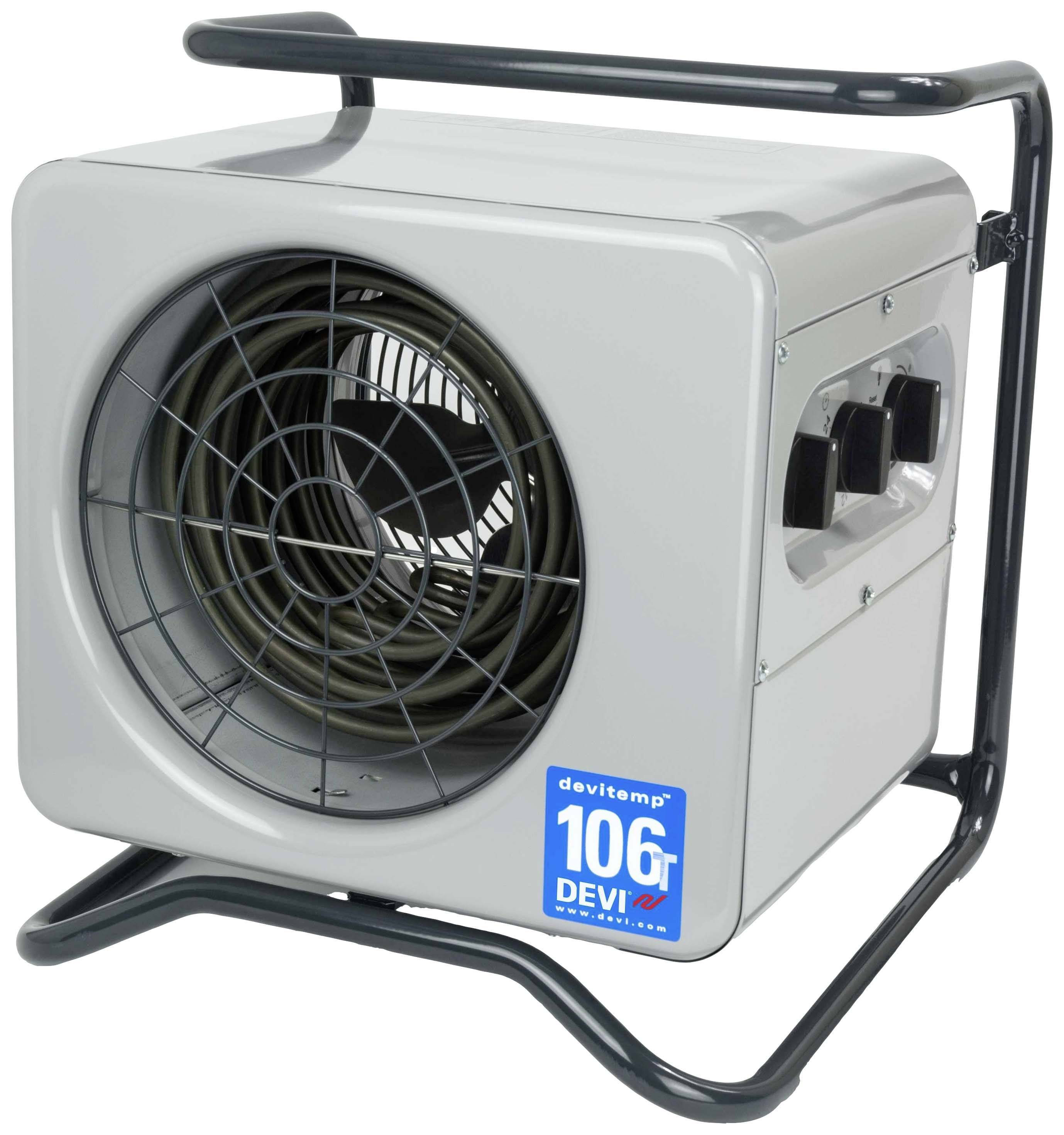 Ein tragbarer Elektroheizer mit Ventilator in einem Metallgehäuse. Das Gerät hat ein 106C DEVI-Logo und ist grau mit schwarzen Details.