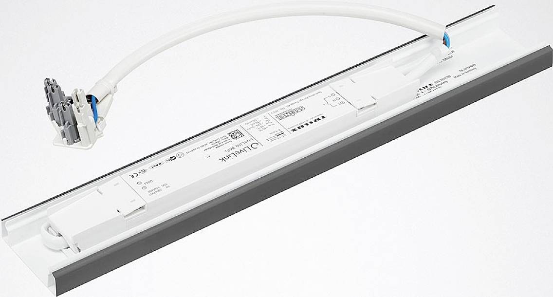 LED-Treiber mit weißem Gehäuse und Kabelanschluss, geeignet für den Einbau in Leuchten. Enthält technische Spezifikationen auf der Oberfläche.