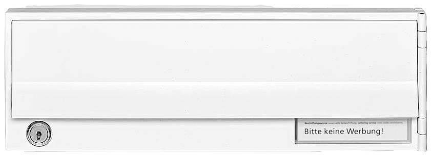 Geschlossener weißer Briefkasten mit der Aufschrift 'Bitte keine Werbung!' im unteren rechten Bereich.